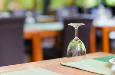 Yemek masasında fotokopi alanı olan su bardakları hazırlığı. yemek servisi konsepti