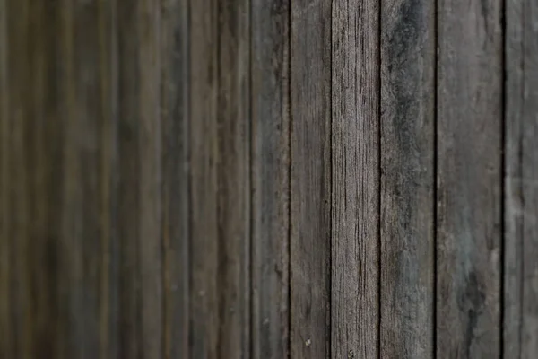 Fermer les vieux panneaux de clôture en bois. ton sombre — Photo