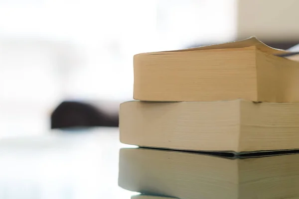 Montón de libros sobre mesa de madera con espacio para copiar. Formación. Regreso al concepto escolar — Foto de Stock