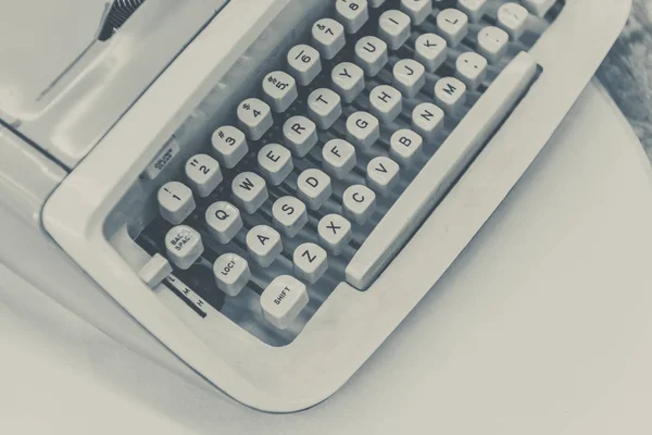 Beyaz vintage daktilo klavyeye odaklanma seçin — Stok fotoğraf