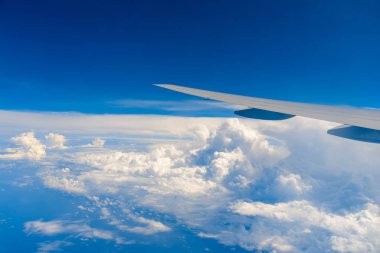 Bulutlar ve gökyüzü uçak penceresinden görünümü