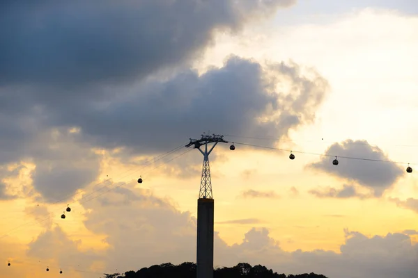 Silhouette der Singapore-Seilbahn auf die Insel Sentosa am Abend — Stockfoto