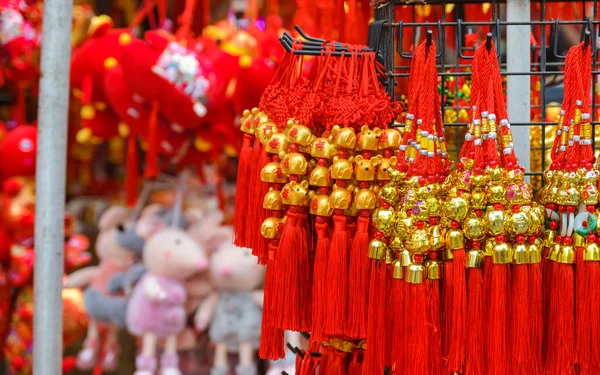 Feche a decoração de presente talismã ano novo chinês para comemorar o ano do rato. Para a boa sorte com o alfabeto chinês todos os meios boa sorte e boa sorte. Foco seletivo. espaço de cópia . — Fotografia de Stock