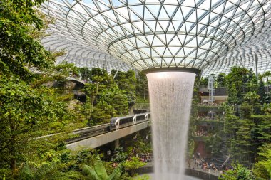 Singapur - 22 Aralık 2019: Singapur Jewel Changi Havalimanı içindeki en büyük kapalı şelale