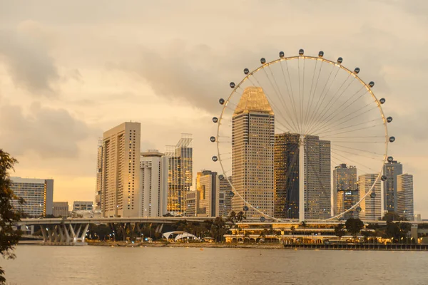 Krajina Singapuru panorama města při západu slunce. městská krajina, architektura a cestovní zázemí — Stock fotografie