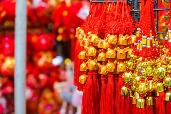 Feche a decoração de presente talismã ano novo chinês para comemorar o ano do rato. Para a boa sorte com o alfabeto chinês todos os meios boa sorte e boa sorte. Foco seletivo. espaço de cópia . — Fotografia de Stock