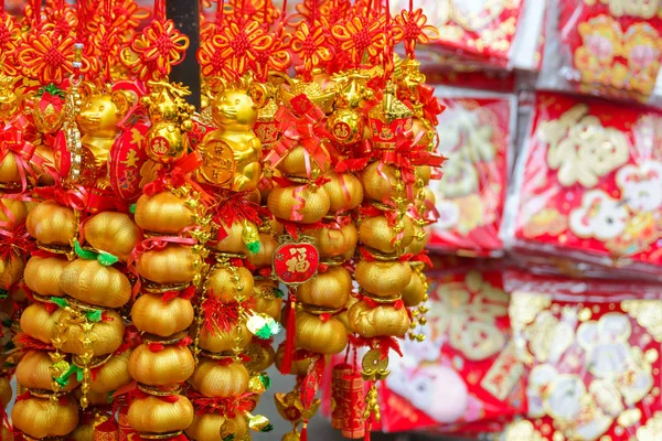 Feche a decoração de presente talismã ano novo chinês para comemorar o ano do rato. Para a boa sorte com o alfabeto chinês todos os meios boa sorte e boa sorte. Foco seletivo. espaço de cópia . — Fotografia de Stock
