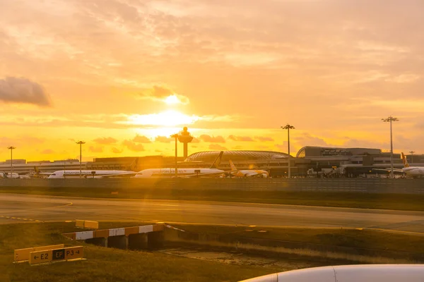 Singapur - 22 grudnia 2019: Zachód lub wschód słońca na międzynarodowym lotnisku Changi. Singapur — Zdjęcie stockowe