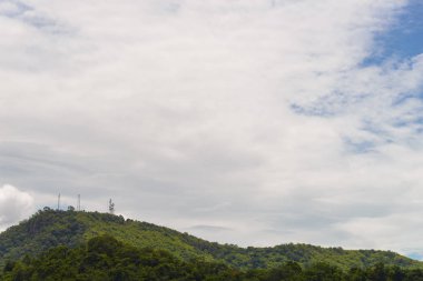 dağ manzarası ve bulutlu çayırlar