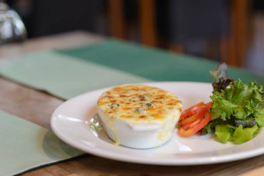 Yemek masasında fırında ıspanak ve peynir. Lezzetli İtalyan yemekleri.