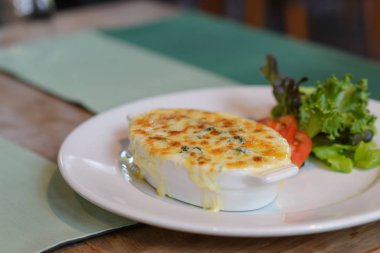 Yemek masasında fırında ıspanak ve peynir. Lezzetli İtalyan yemekleri.