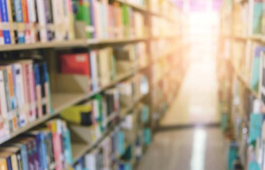 Okul kütüphanesindeki kitaplıktaki bulanık kitap görüntüsü. Eğitim öğrenimi ya da okul konseptine dönüş 