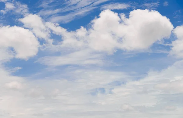 青い空と雲の空 — ストック写真