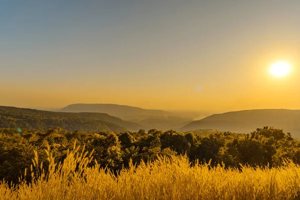 Landschaft des Bergtals während des Sonnenuntergangs. Natürliches Outdoor-Hintergrundkonzept — Stockfoto