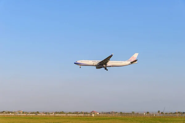 Samut Prakan, THAILAND - December 30, 2019: Airplane of China airlines on approach for landing at Suvarnabhumi International Airport — Stock Photo, Image