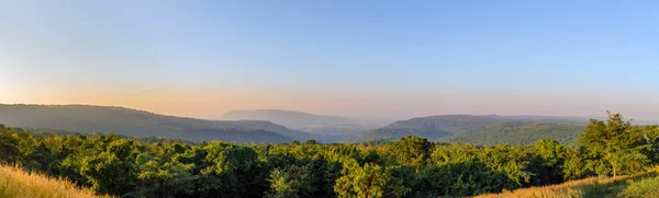 Panorama der Landschaft Bergtal während des Sonnenuntergangs. Natürliches Outdoor-Hintergrundkonzept — Stockfoto