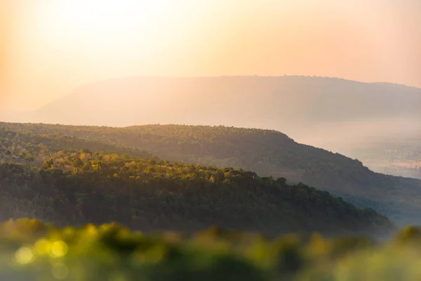 Landschaft des Bergtals während des Sonnenuntergangs. Natürliches Outdoor-Hintergrundkonzept — Stockfoto