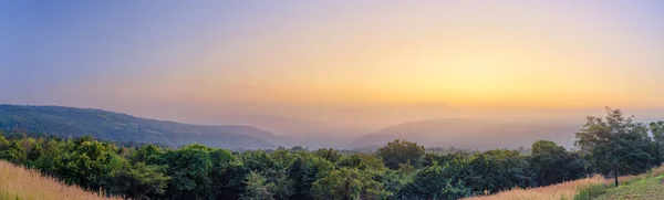 Panorama van het landschap bergen vallei tijdens de zonsondergang. Natuurlijke outdoor achtergrond concept — Stockfoto