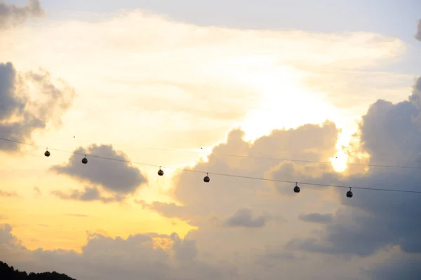 Silhouette de singapore téléphérique transport à l'île sentosa le soir — Photo