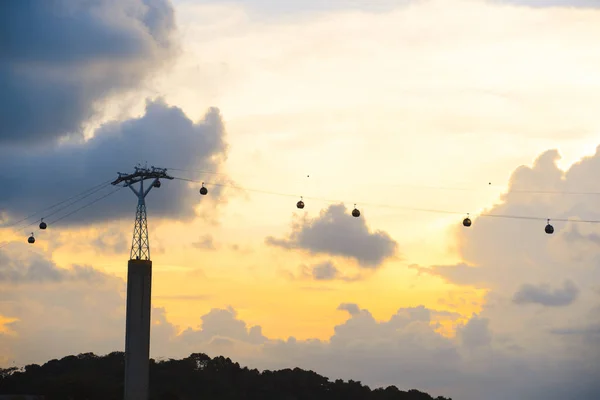 Silhouet van singapore kabelbaan vervoer naar sentosa eiland op de avond — Stockfoto