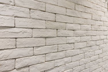 Odadaki boş beyaz tuğla duvarın yan görüntüsü. desenli ve arkaplan