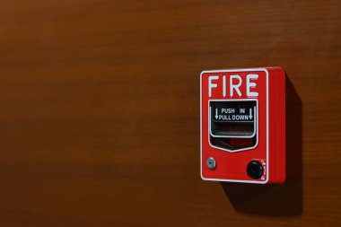 Tahta duvarda, fotokopi alanı olan yangın alarmı anahtarı. uyarı ve güvenlik sistemi kavramı