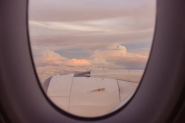 Bella vista del tramonto o dell'alba nuvole e cielo dalla finestra dell'aereo — Foto Stock