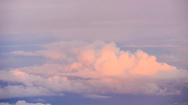 Gyönyörű kilátás naplemente vagy napfelkelte felhők és az ég a repülőgép ablakából — Stock Fotó