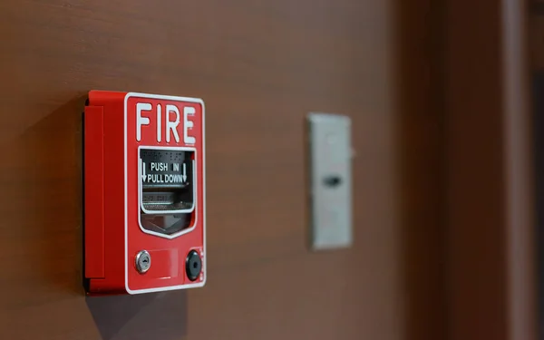 Interruptor de alarme de incêndio na parede de madeira com espaço de cópia. conceito de sistema de alerta e segurança — Fotografia de Stock