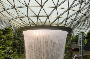 Singapur - 22 Aralık 2019: Singapur Jewel Changi Havalimanı içindeki en büyük kapalı şelale