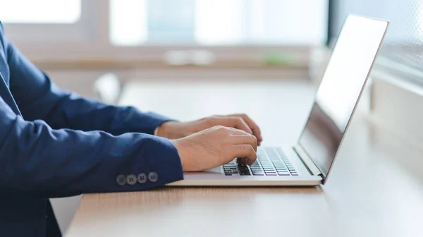 Cerrar las manos de un hombre de negocios escribiendo texto en el ordenador portátil en la oficina, concepto de negocio —  Fotos de Stock