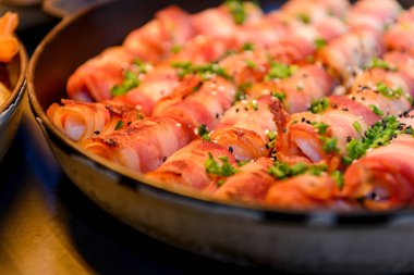 Pastırma ve biberiyeyle sarılı karides. Pişmiş aperatif. Yakın çekim..