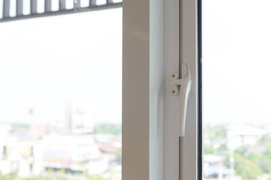 Kilit kolu ile alüminyum pencereyi kapat