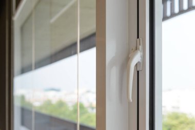 Kilit kolu ile alüminyum pencereyi kapat