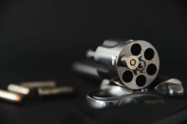 357 magnum kalibre tabanca, silindir açık, silahtan çıkan tek bir mermi var.