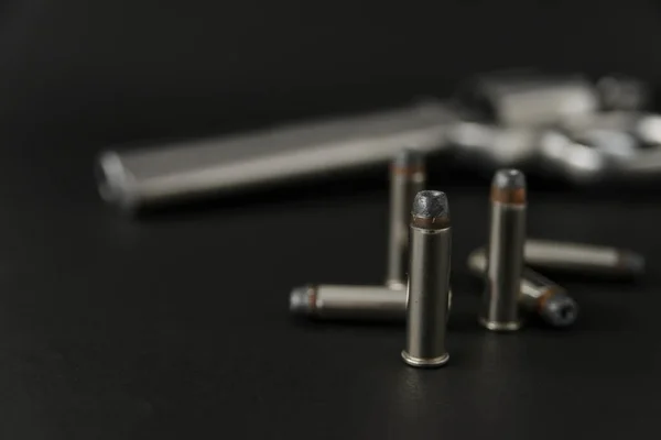 Calibre 357 Balas Punta Hueca Cerca Pistola Revólver Sobre Fondo — Foto de Stock