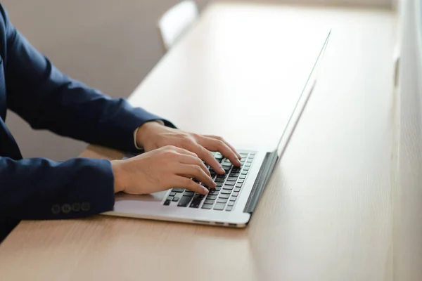 Close Handen Van Een Zakenman Typen Tekst Laptop Kantoor Business — Stockfoto