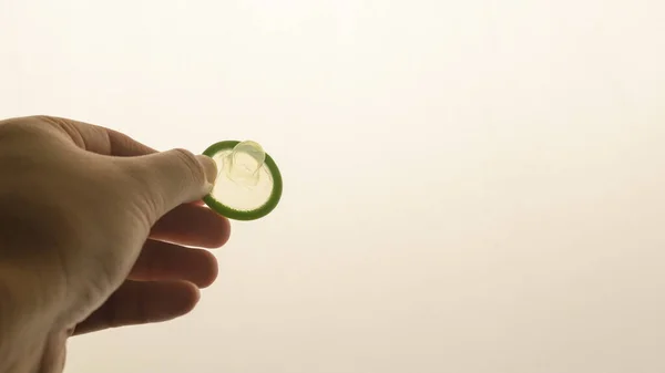 Asiatische Männerhand Hält Ein Neues Kondom Auf Hintergrundbeleuchtung Mit Kopierraum — Stockfoto
