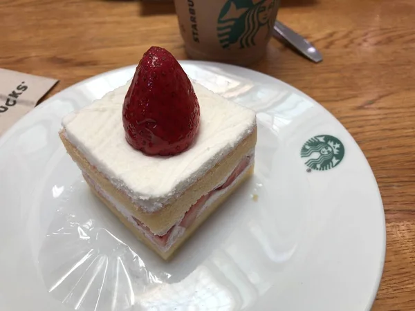 2020 시간을 딸기를 곁들인 케이크 타이의 커피숍에서 크림을 — 스톡 사진