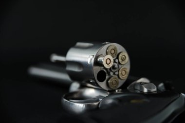 357 magnum kalibre tabanca, silindir açık, tabancadan çıkan mermilerle birlikte.