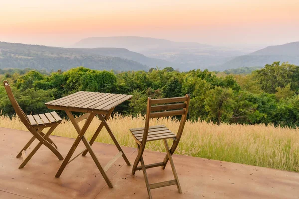 Leere Holztische Und Stühle Auf Der Terrasse Schöne Sitzgelegenheiten Mit — Stockfoto