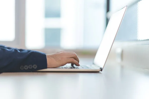 Close Handen Van Een Zakenman Typen Tekst Laptop Kantoor Business — Stockfoto