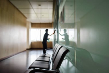 Ofiste çalışan temizlikçinin bulanık görüntüsü. Arkaplan için bulanık resim kullanımı.