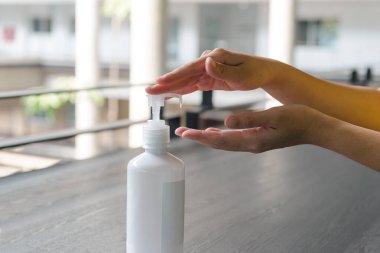 Kapalı alan kadınları, Corona virüsünü durdurmak için el temizleme ve bakterileri temizlemek için alkol jeli kullanır. Virüse karşı koruma, Covid 19, Coronavirus 2019