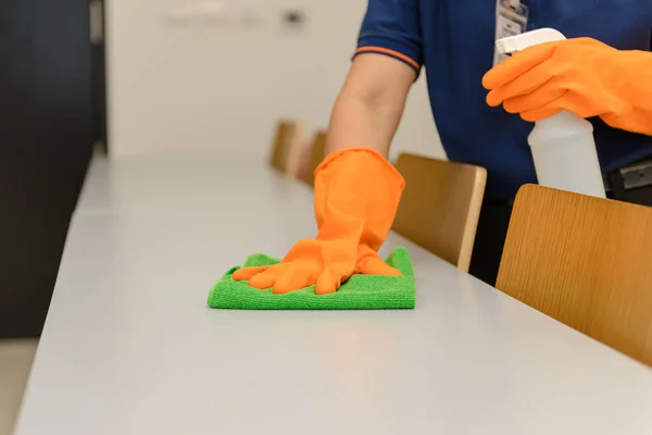 Vrouw Hand Beschermende Oranje Rubberen Handschoenen Met Groene Microvezel Reinigingsdoek — Stockfoto