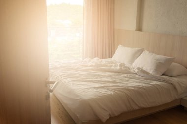 Sabahları rahat bir yatakta yumuşak yastıklı kırışık beyaz battaniye. Gece uykusundan sonra berbat oldu.