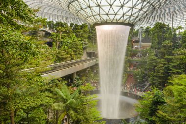 Singapur - 22 Aralık 2019: Singapur Jewel Changi Havalimanı içindeki en büyük kapalı şelale