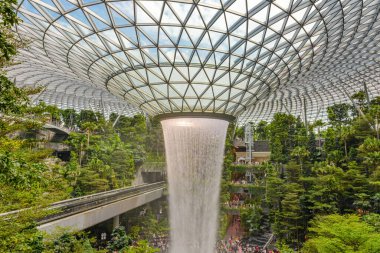 Singapur - 22 Aralık 2019: Singapur Jewel Changi Havalimanı içindeki en büyük kapalı şelale
