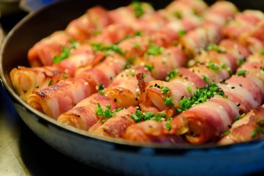 Pastırma ve biberiyeyle sarılı karides. Pişmiş aperatif. Yakın çekim..