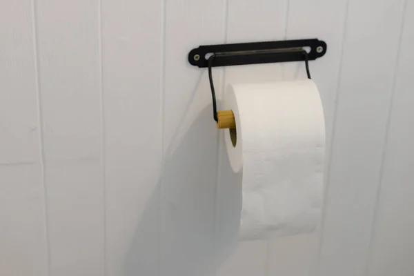 Zacht Toiletpapier Roll Witte Muur Badkamer Met Kopieerruimte — Stockfoto